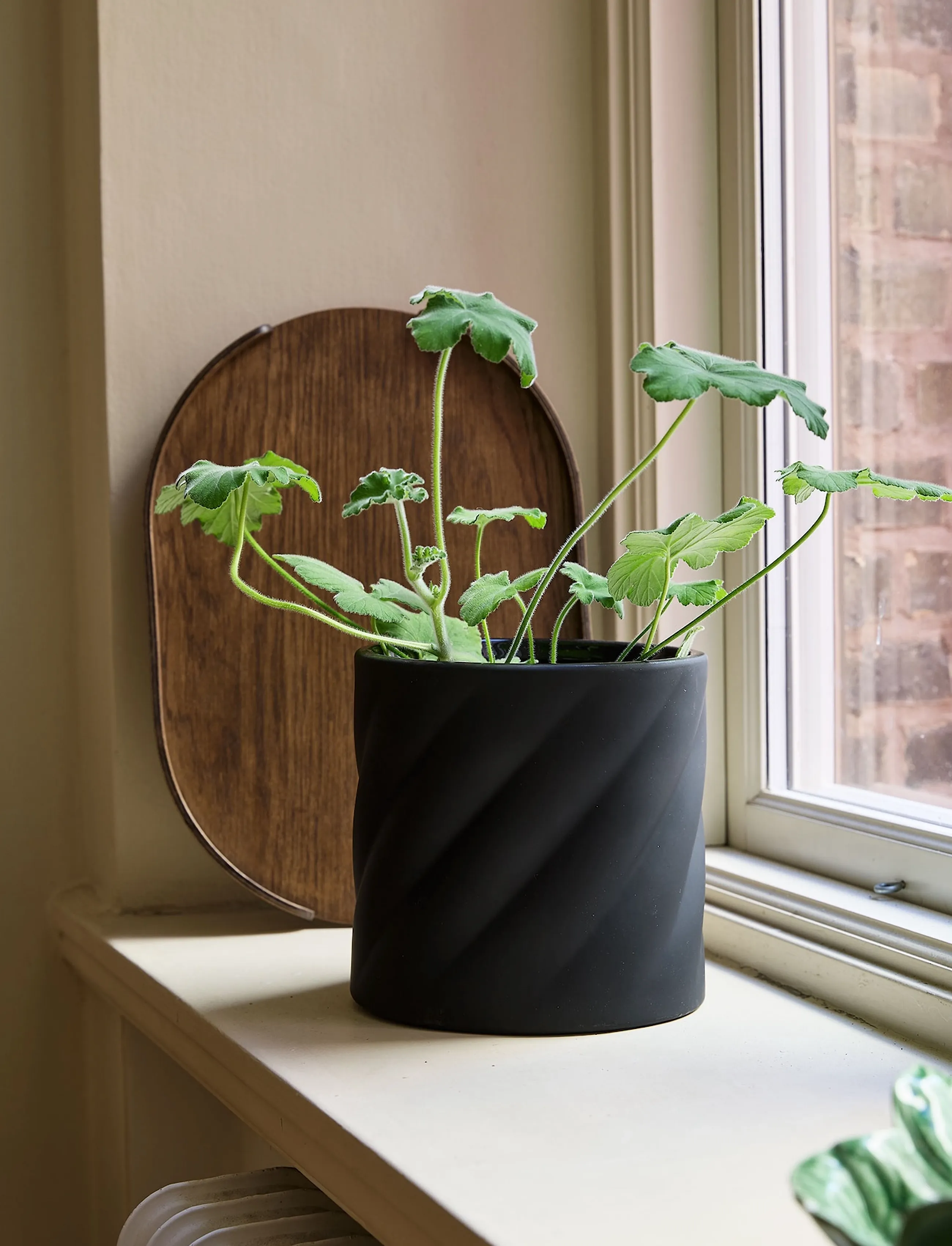 Cooee Design - Twist Flowerpot Medium Black - blumentöpfe - black - 0