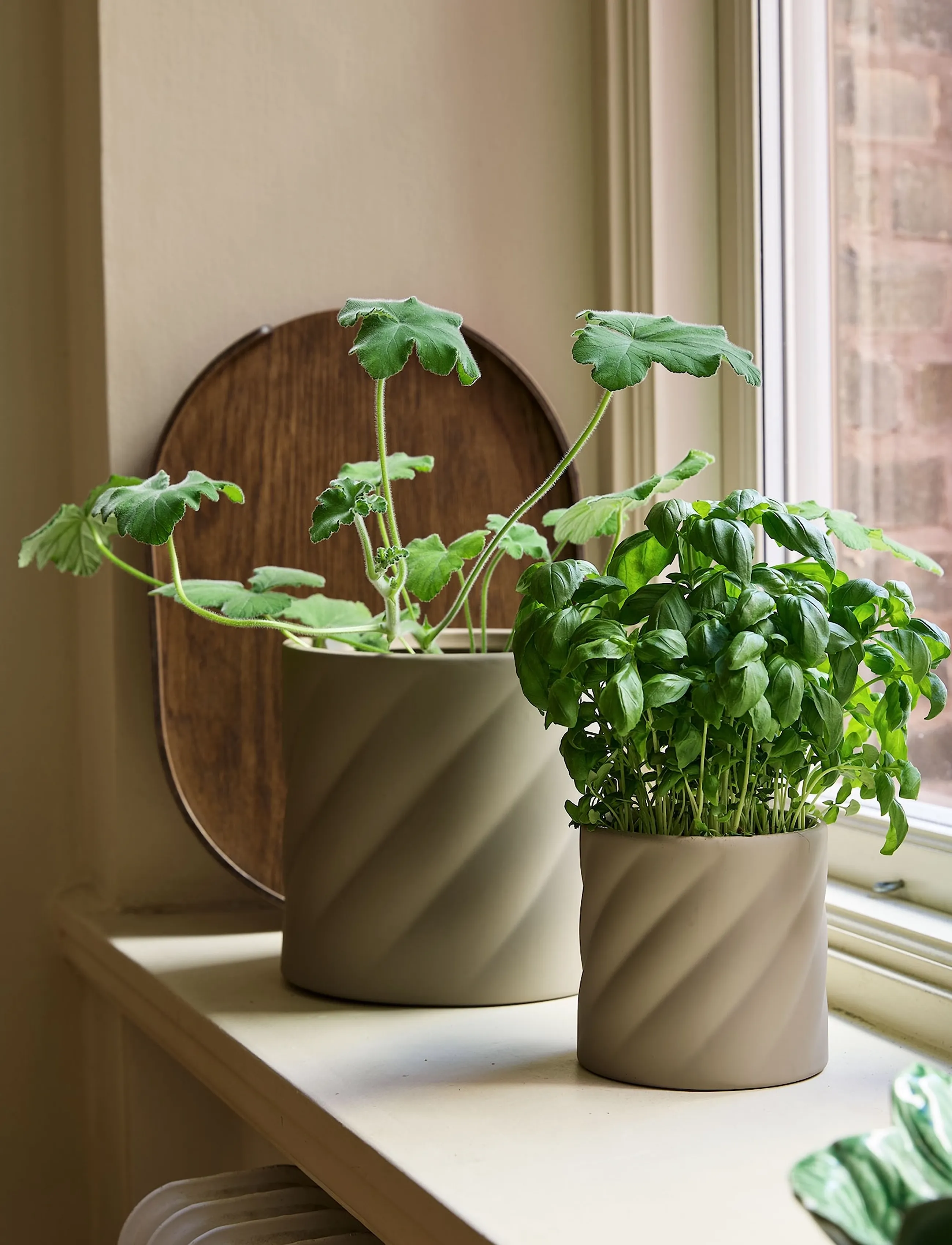 Cooee Design - Twist Flowerpot Medium Sand - blumentöpfe - sand - 2