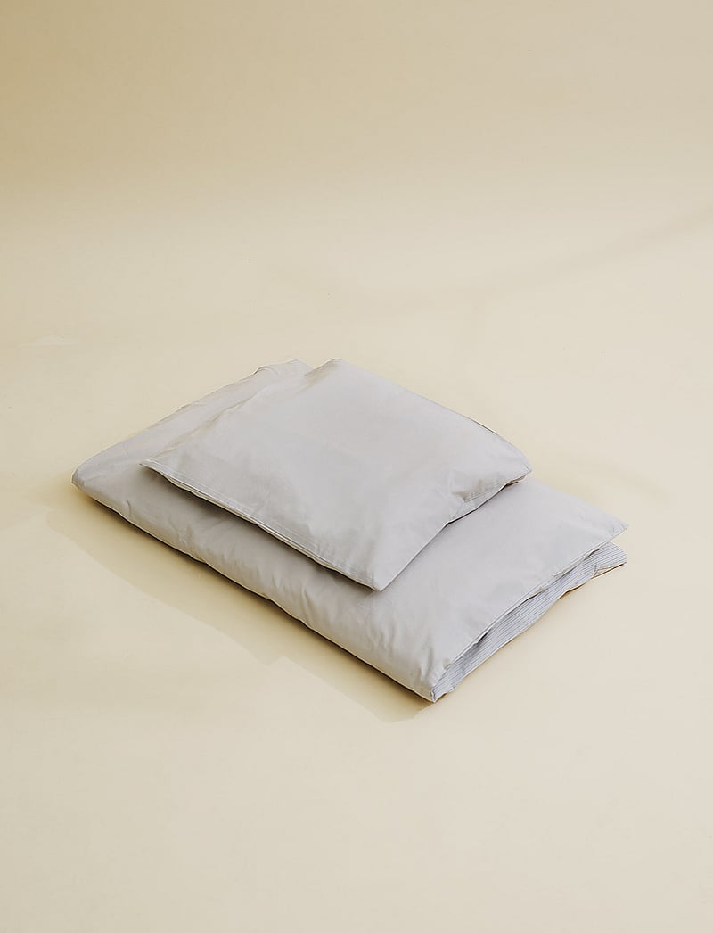 Copenhagen Colors - FUTURE BABY BED LINEN W. STRIPES - påslakanset - lt. grey/ lt. blue core - 2