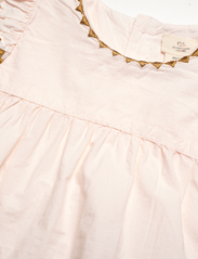 Copenhagen Colors - CLASSIC CRISP POPLIN BLOUSE W. EMBROIDERY - short-sleeved casual dresses - soft pink - 2