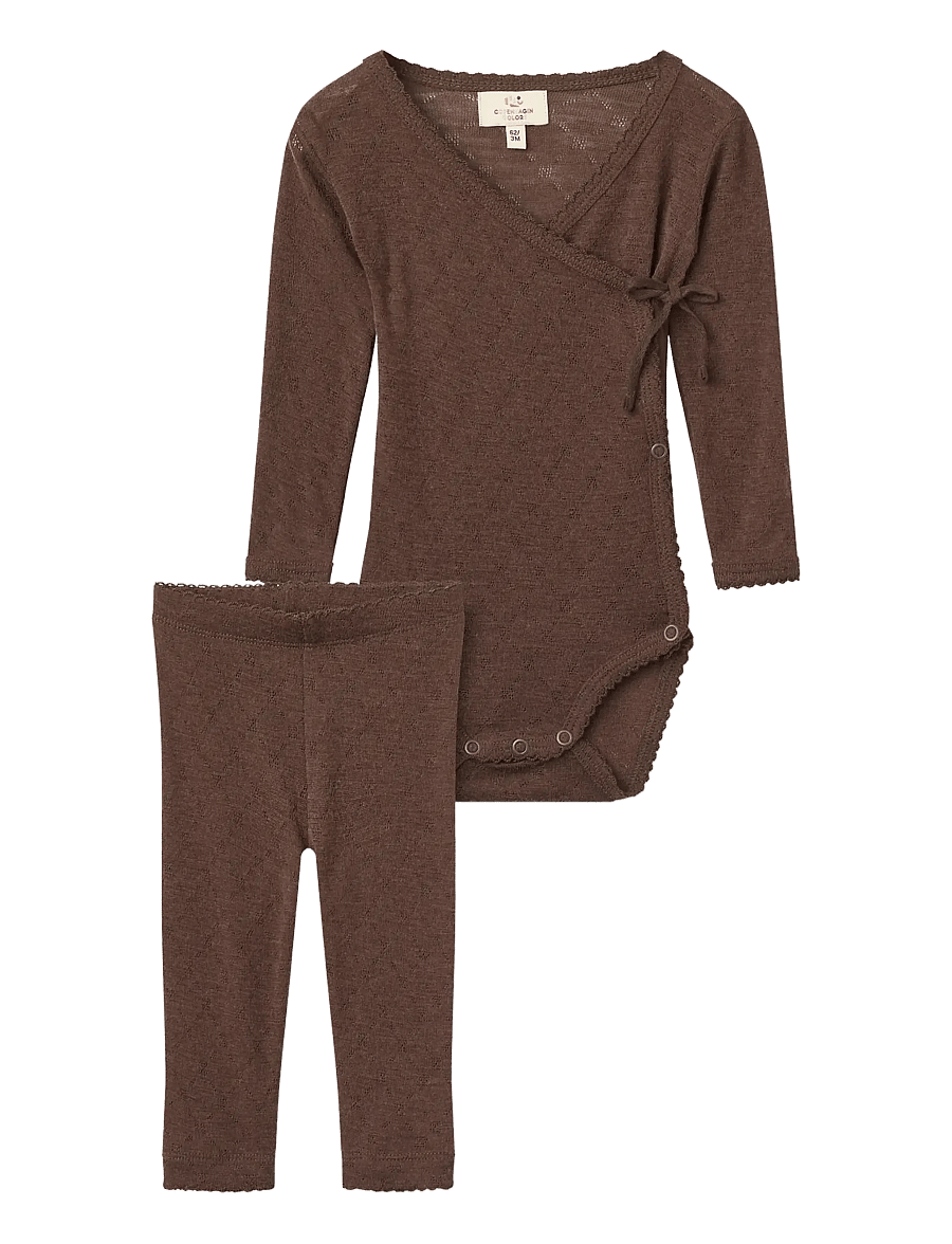 Copenhagen Colors - 2-Pack LT. Knitted Pointelle Cross-Over Body W. Picot Edge + Pointelle Leggings W Picot Edge - långärmade bodies - dk brown - 0