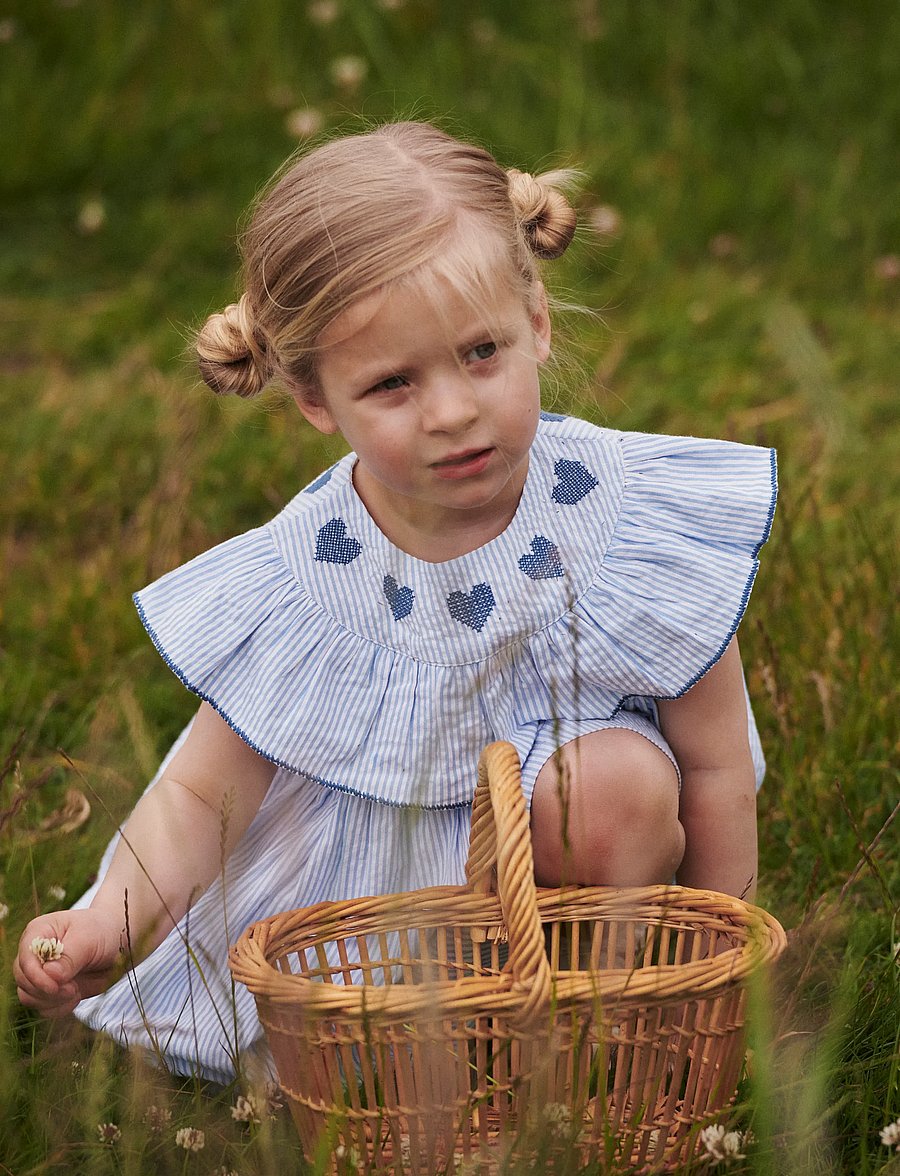Copenhagen Colors - SEERSUCKER DRESS W. HEART - kurzärmelige babykleider - sky blue w cream stripe w ocean blue - 0