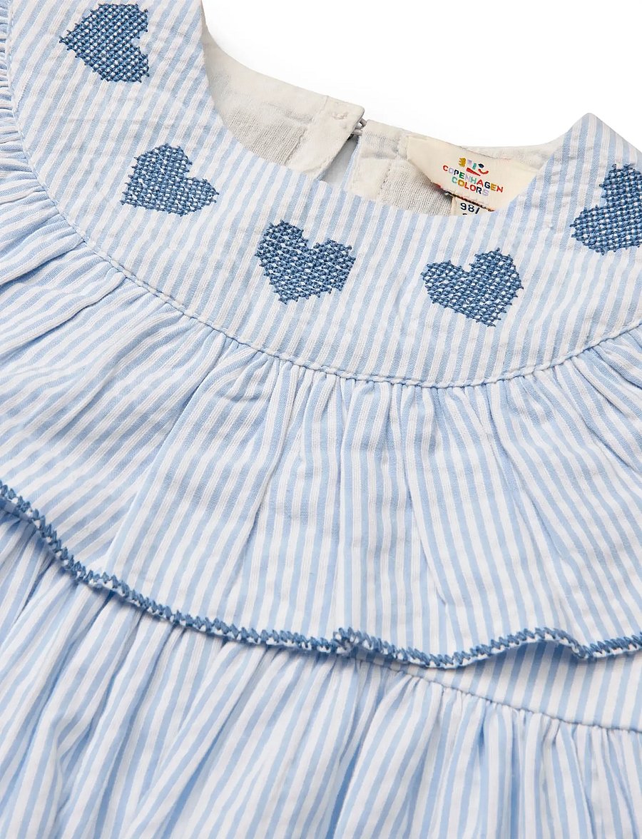 Copenhagen Colors - SEERSUCKER DRESS W. HEART - kurzärmelige babykleider - sky blue w cream stripe w ocean blue - 3