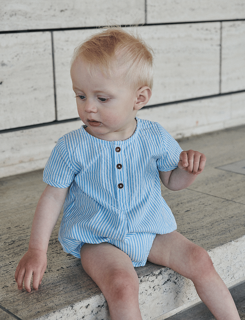 Copenhagen Colors - SEERSUCKER ROMPER W. SLEEVES - short-sleeved - sky blue w cream stripe - 0
