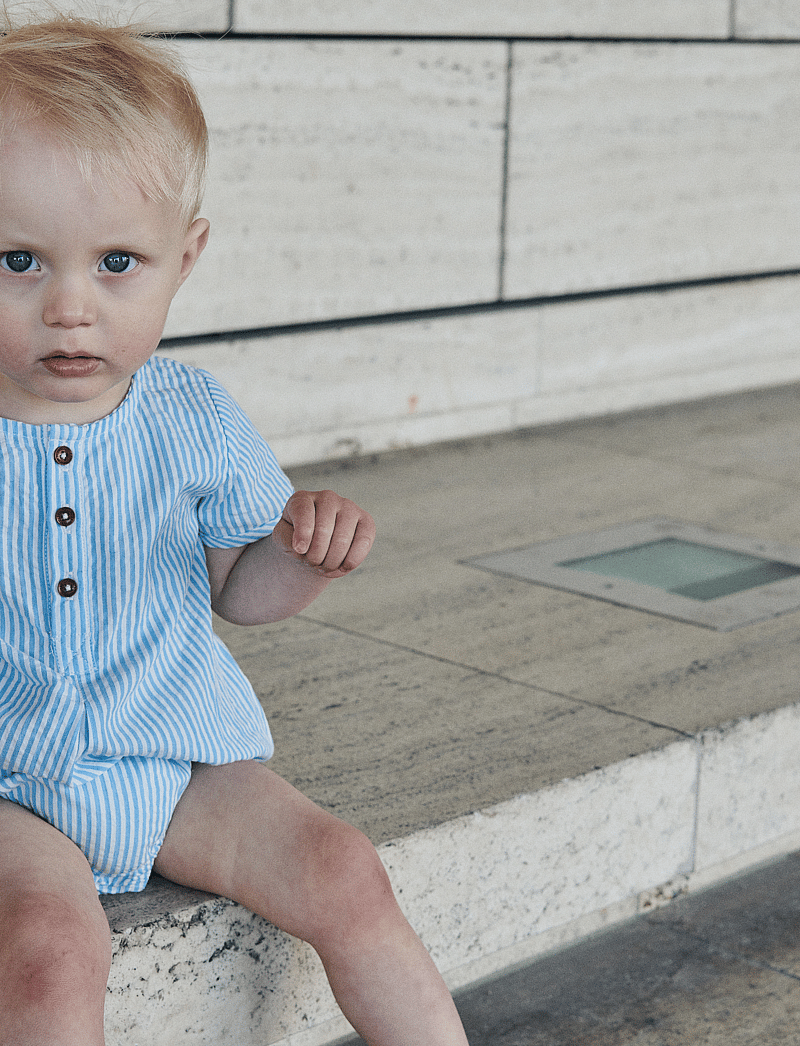 Copenhagen Colors - SEERSUCKER ROMPER W. SLEEVES - short-sleeved - sky blue w cream stripe - 3
