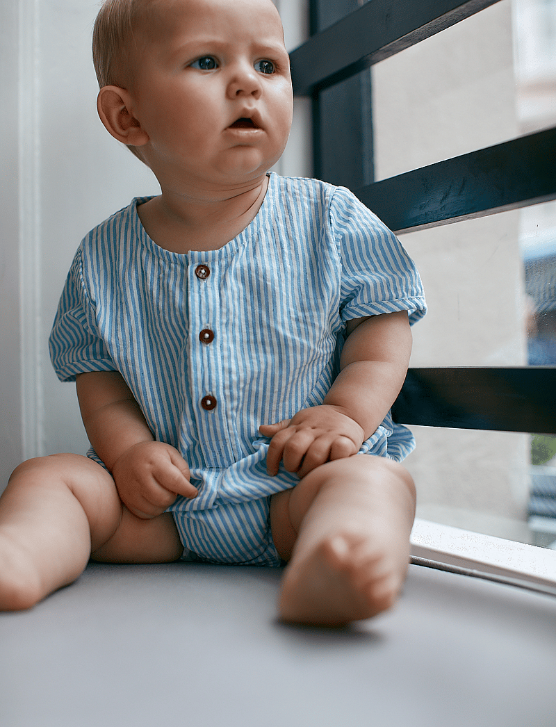 Copenhagen Colors - SEERSUCKER ROMPER W. SLEEVES - short-sleeved - sky blue w cream stripe - 5
