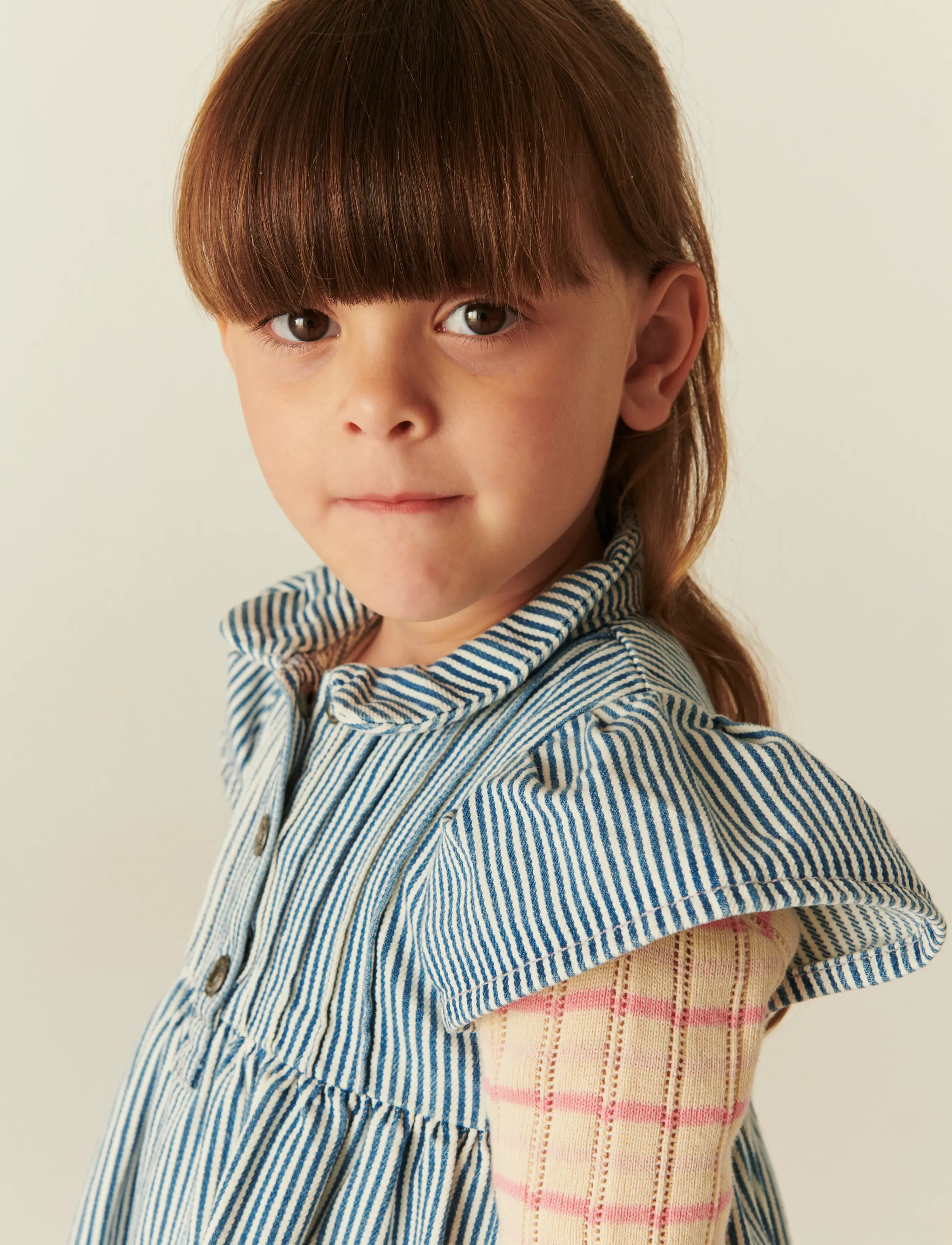 Copenhagen Colors - Y/D STRIPE DRESS W. FRILL SLEEVES - robes décontractées à manches courtes - denim blue stripe - 4