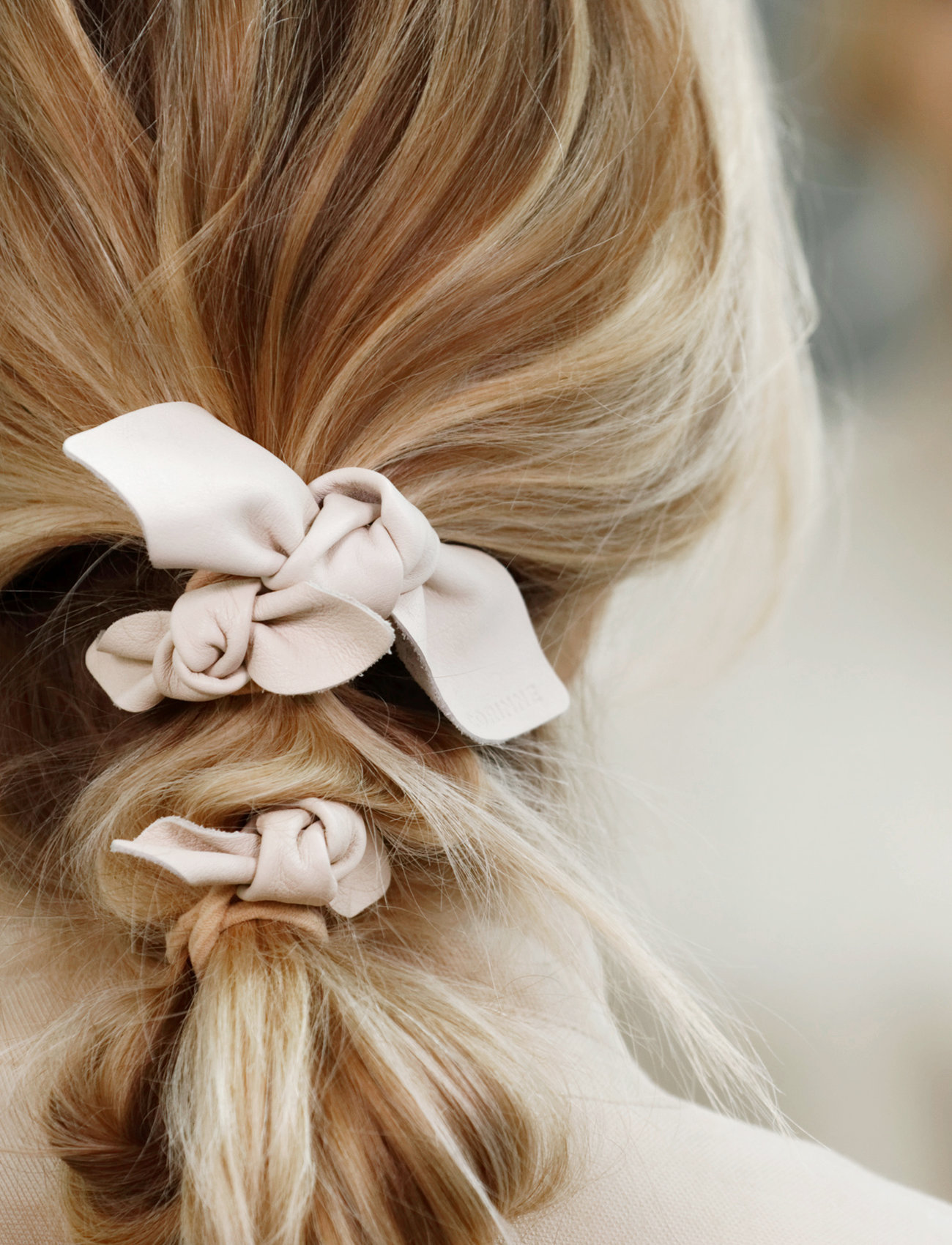 Corinne - Leatherbow Small Hair Tie - scrunchies - beige - 0