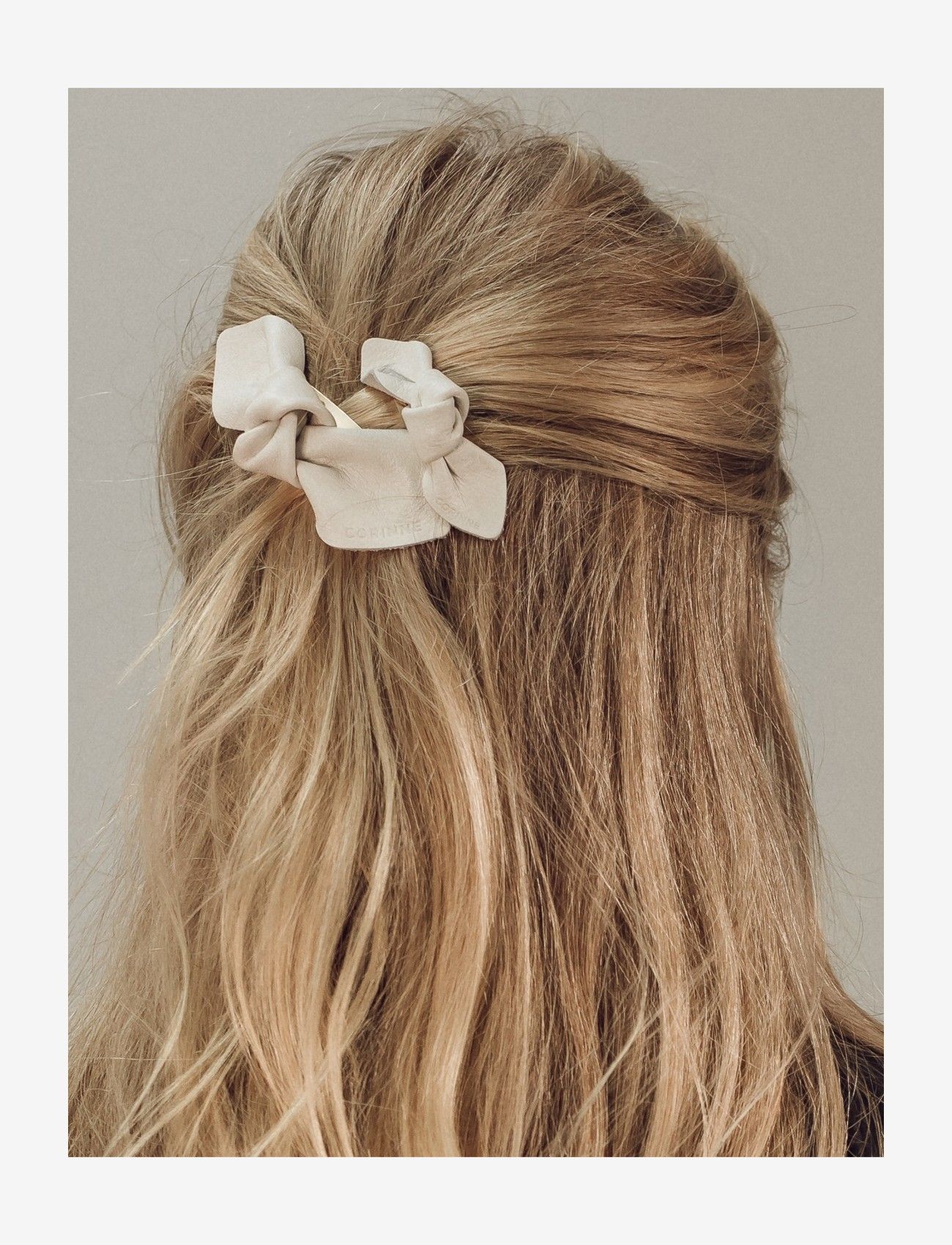 Corinne - Leatherbow Big On Hair Clip - hair pins - white - 1