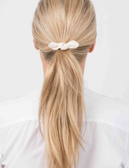 Corinne - Leatherbow Big On Hair Clip - hair pins - white - 2