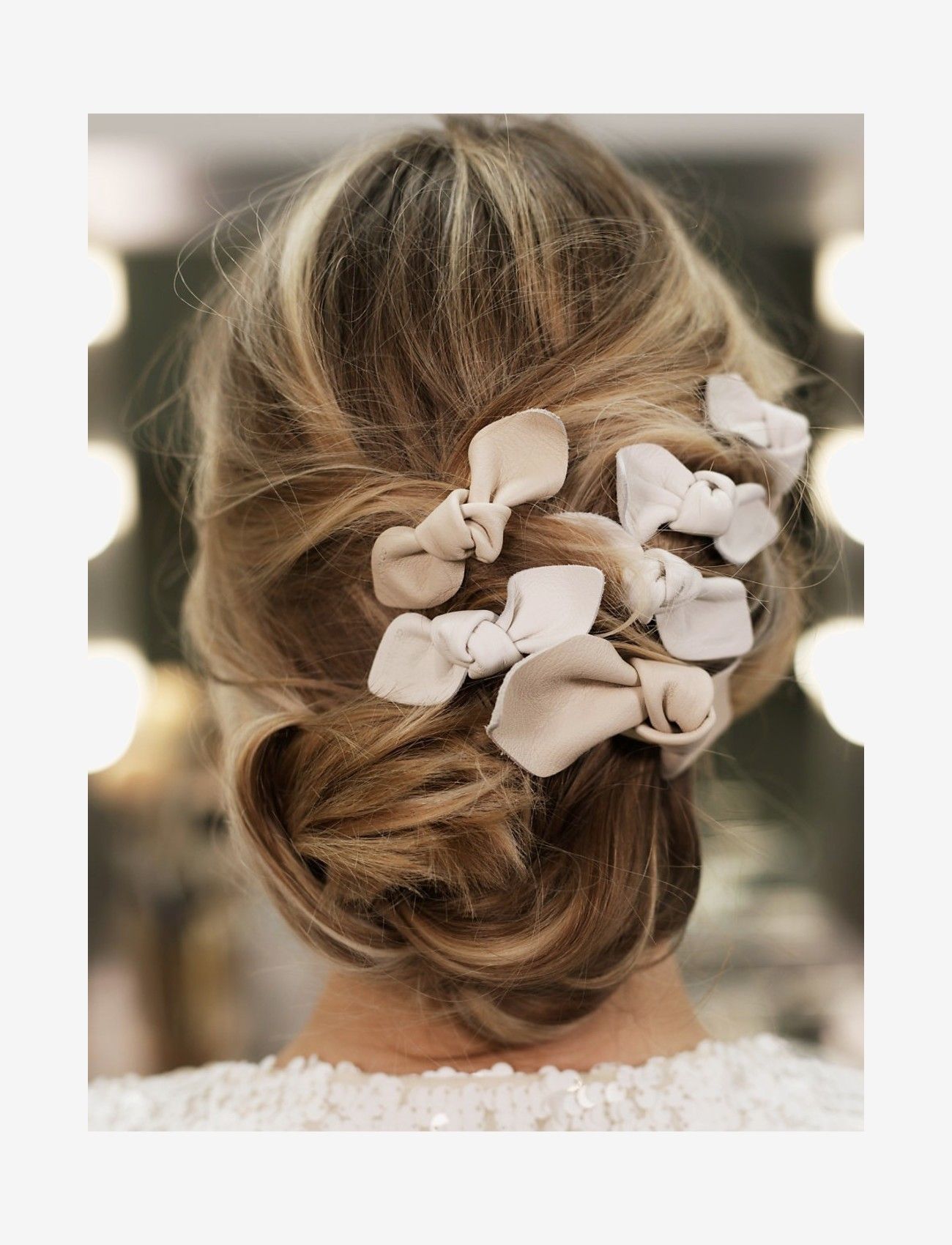 Corinne - Leatherbow Small On Hair Clip - hårspænde - white - 2