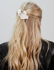 Corinne - Leatherbow Small On Hair Clip - zemākās cenas - white - 2