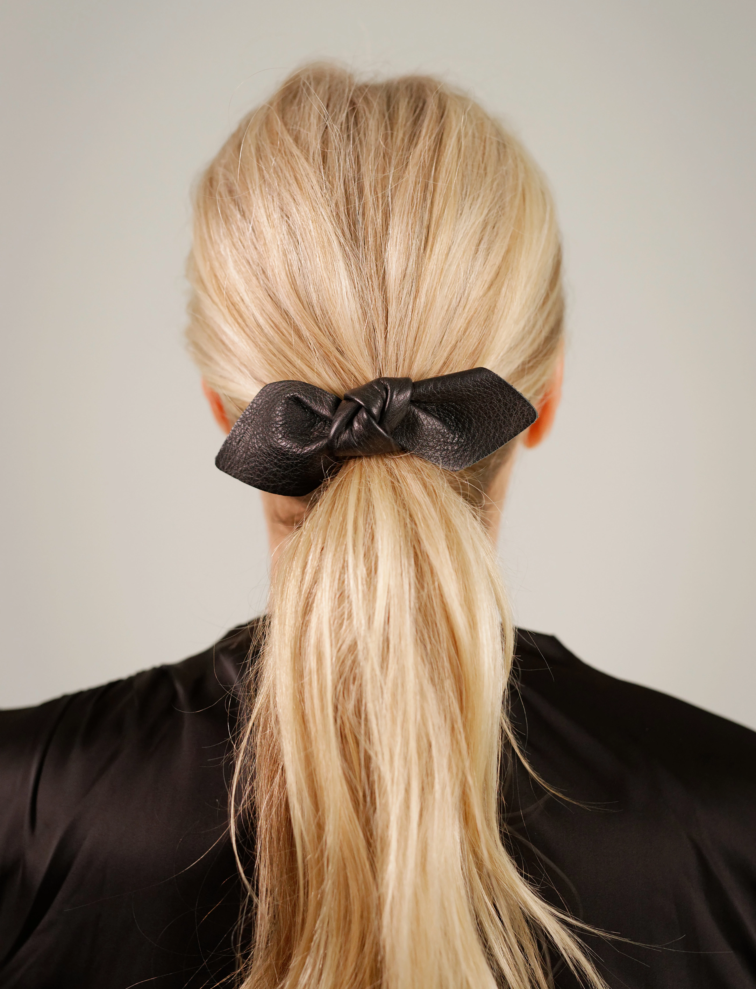 Corinne Leather Bow Big Hair Tie, One Size, Black, Hårtilbehør > Scrunchies, Dame