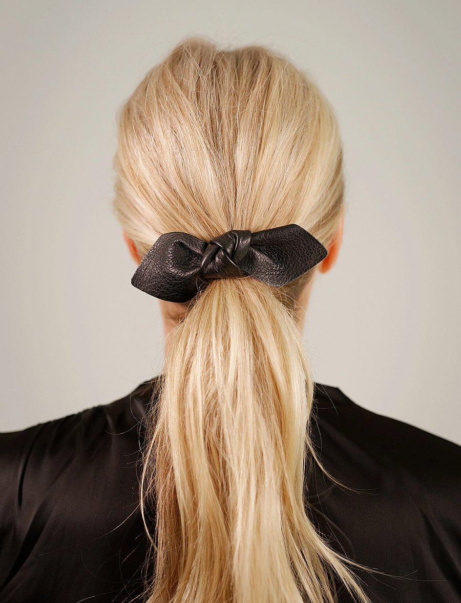 Corinne - Leather Bow Big Hair Tie - hårsnoddar och hårband - black - 0