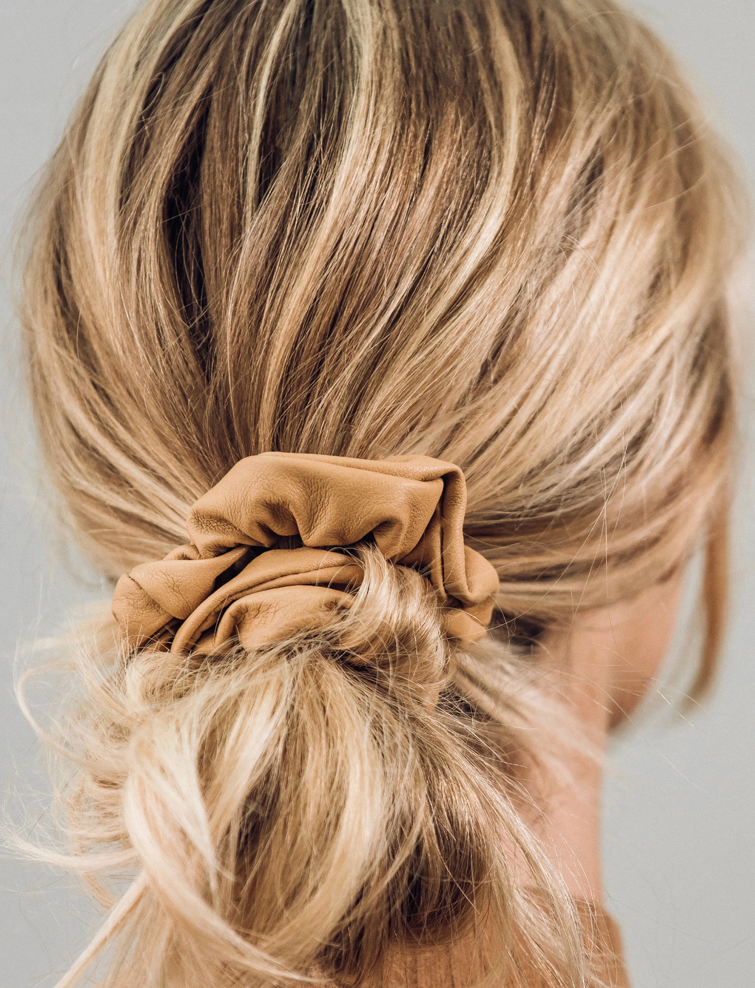 Corinne - Vegan Scrunchie - scrunchiet - camel - 2