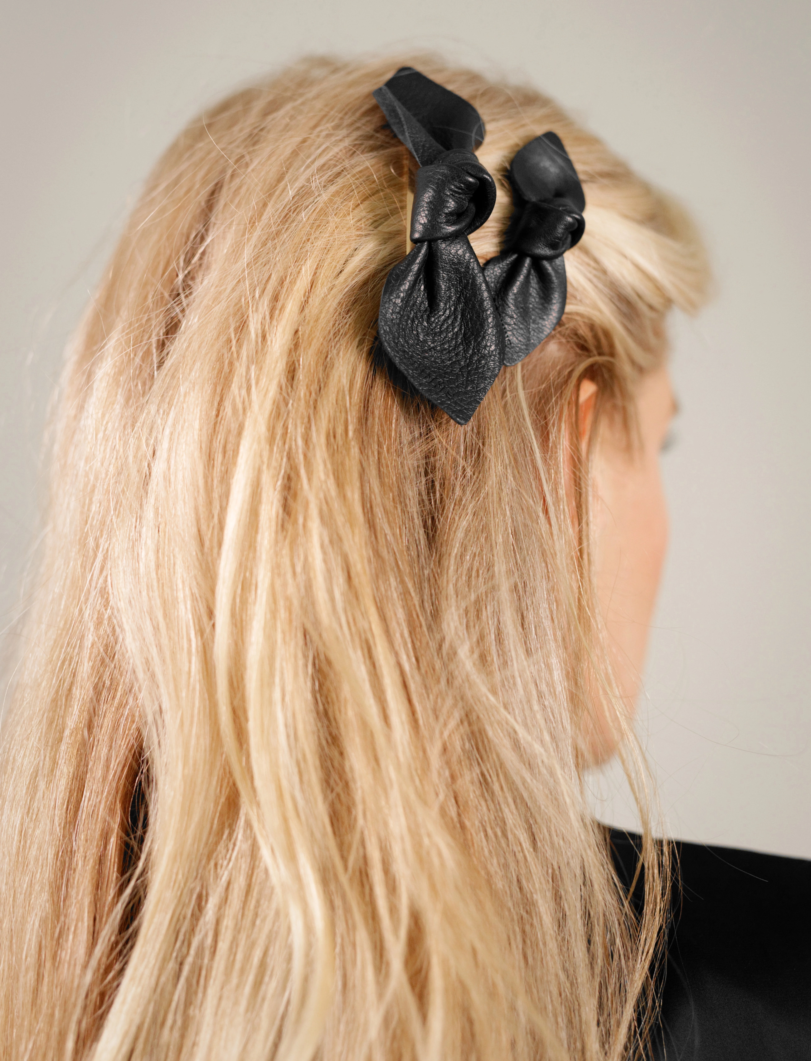 Corinne Leather Bow Hair Clip Big And Small 2Pack, One Size, Black, Hårtilbehør > Hårnåle, Dame