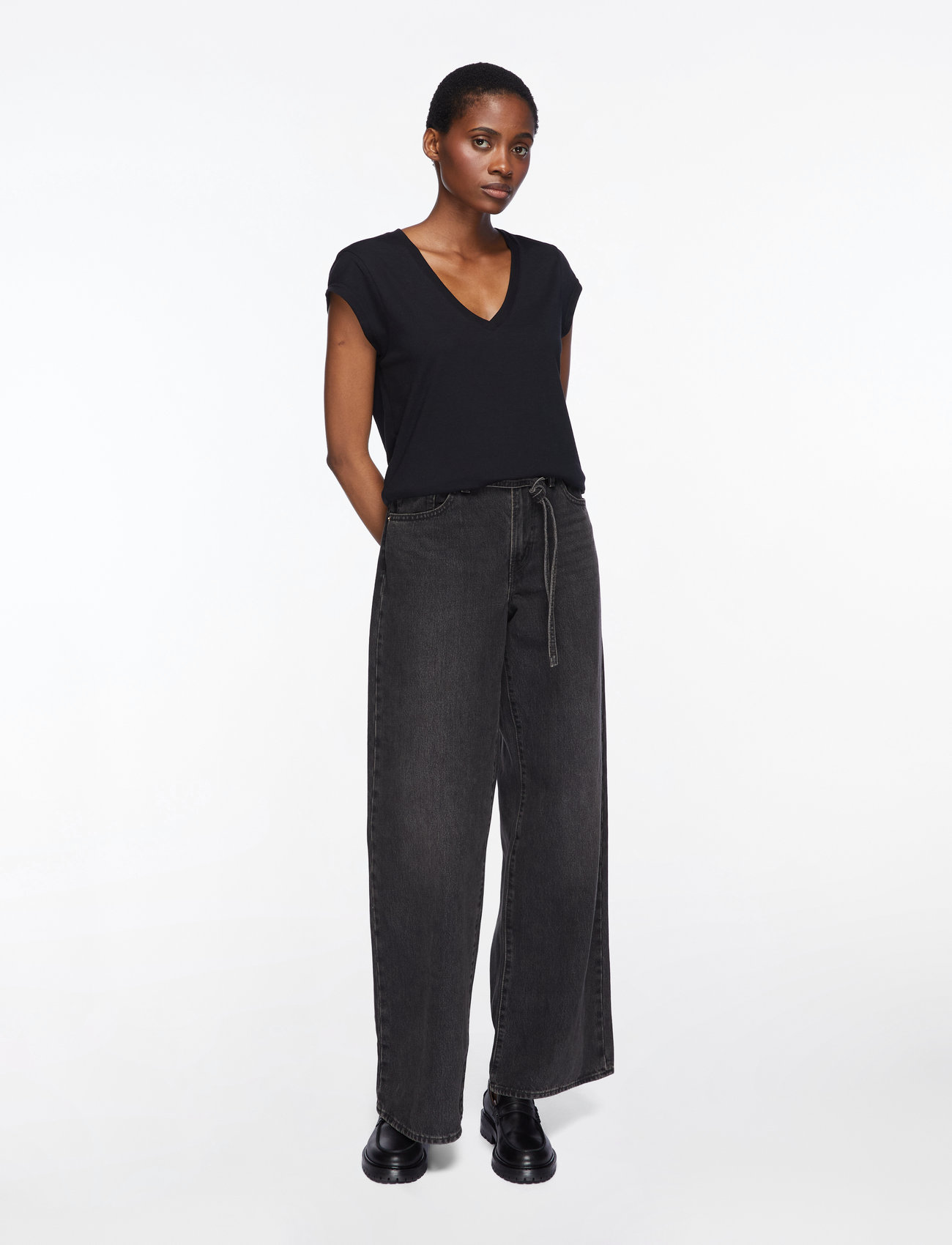 Coster Copenhagen - CC Heart basic v-neck t-shirt - t-shirts - black - 2