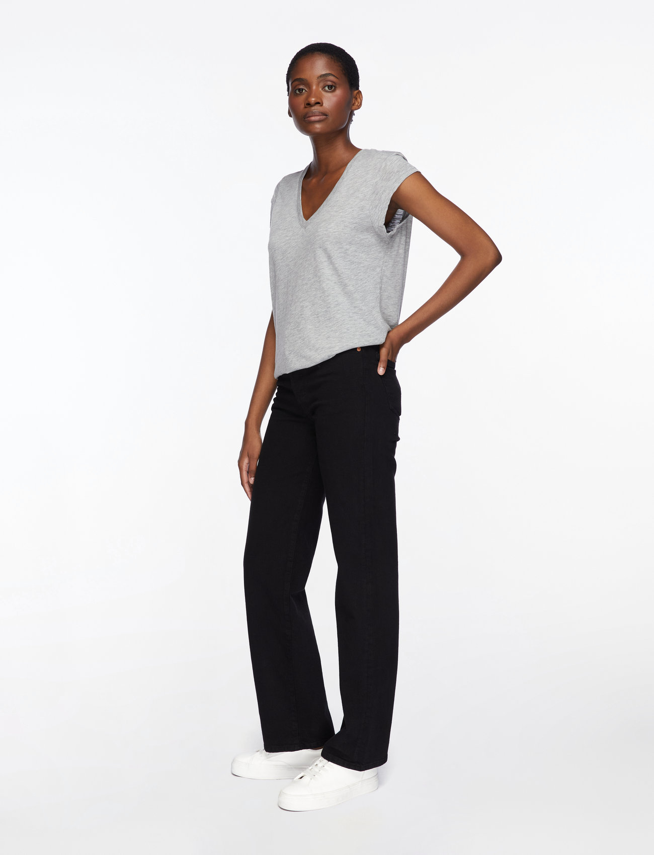 Coster Copenhagen - CC Heart basic v-neck t-shirt - höstkläder - light grey melange - 2