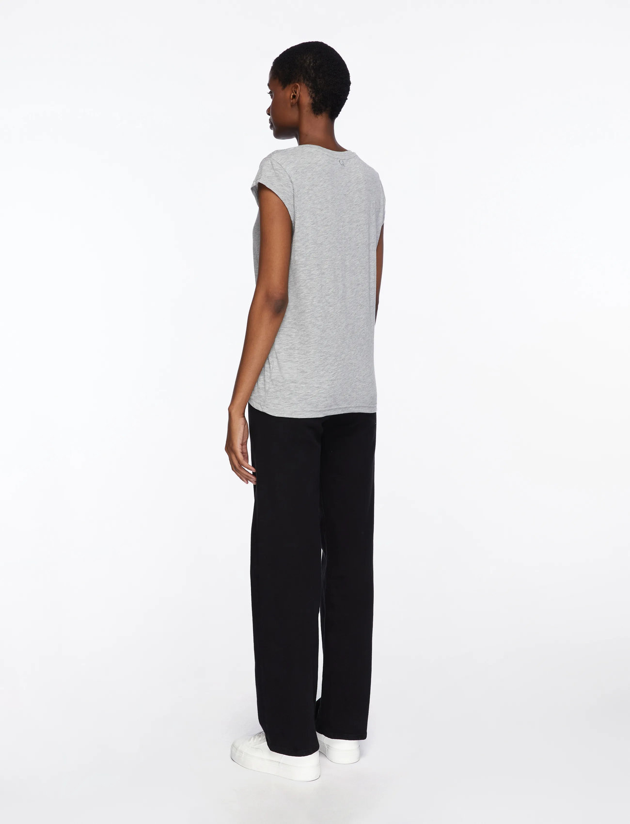 Coster Copenhagen - CC Heart basic v-neck t-shirt - höstkläder - light grey melange - 3