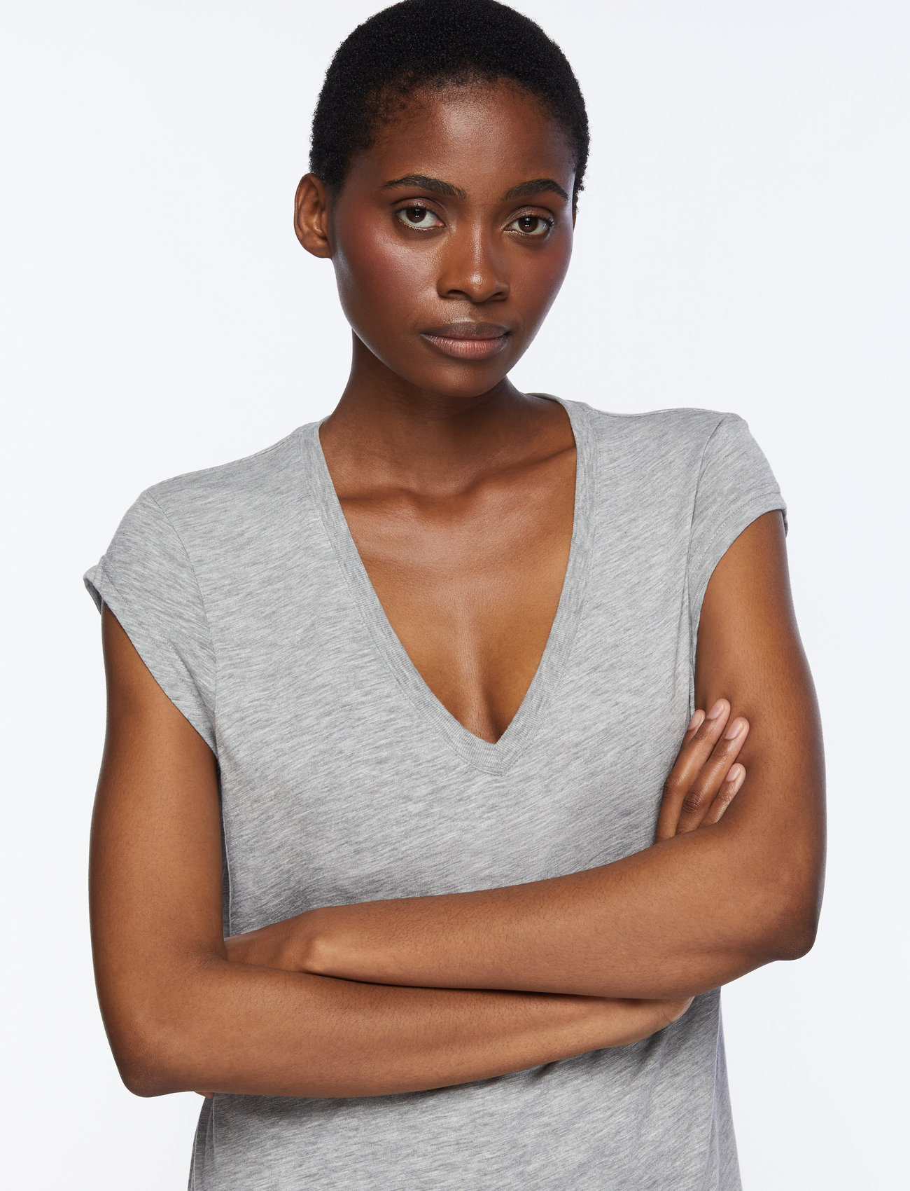 Coster Copenhagen - CC Heart basic v-neck t-shirt - höstkläder - light grey melange - 5