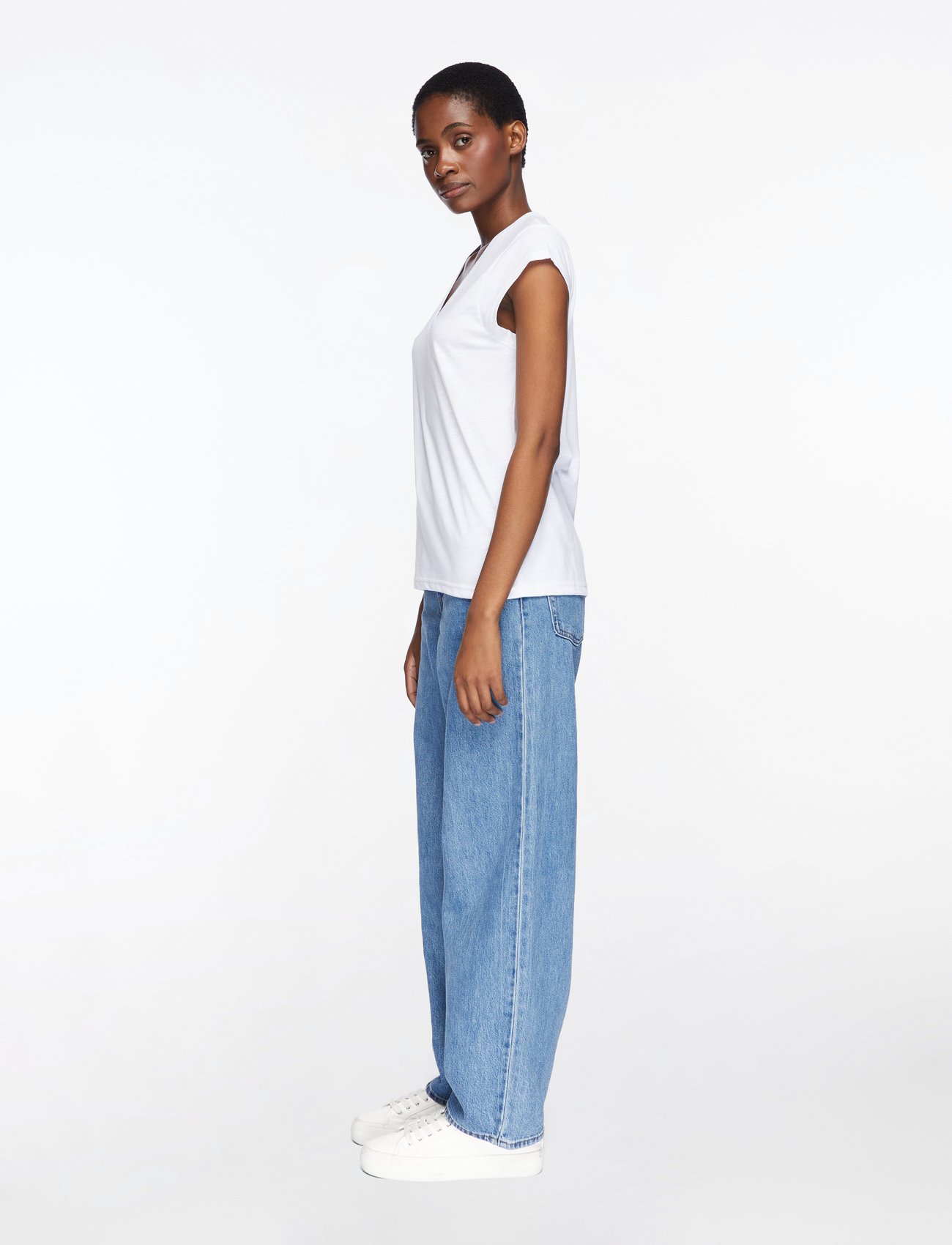 Coster Copenhagen - CC Heart basic v-neck t-shirt - t-shirts - white - 3