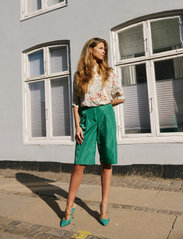 Coster Copenhagen - Long shorts - Petra - chino shorts - intense green - 4