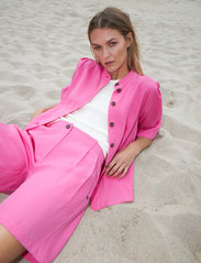 Coster Copenhagen - Jacket with pockets - kortærmede bluser - high pink - 2