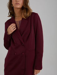 Coster Copenhagen - Relaxed blazer with slit and button - peoriided outlet-hindadega - bordeaux - 2