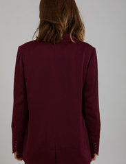 Coster Copenhagen - Relaxed blazer with slit and button - ballīšu apģērbs par outlet cenām - bordeaux - 3