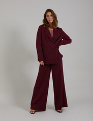 Coster Copenhagen - Relaxed blazer with slit and button - dobbeltradede blazere - bordeaux - 4