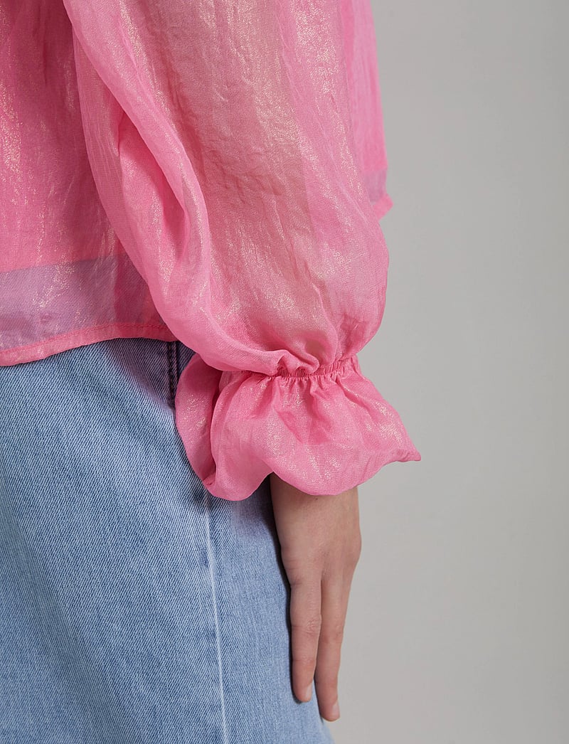 Coster Copenhagen - Top in metallic shimmer - pikkade varrukatega pluusid - metallic pink - 3
