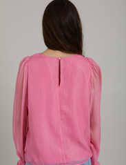 Coster Copenhagen - Top in metallic shimmer - long-sleeved blouses - metallic pink - 4