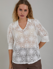 Coster Copenhagen - Lace shirt - kortærmede bluser - off white - 0