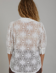 Coster Copenhagen - Lace shirt - kortærmede bluser - off white - 4