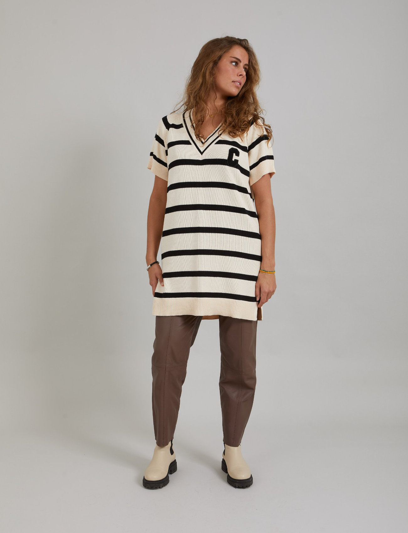 Coster Copenhagen - Long knit vest in seawool - striktrøjer - cream black stripe - 0