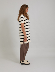 Coster Copenhagen - Long knit vest in seawool - striktrøjer - cream black stripe - 5