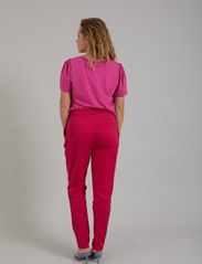 Coster Copenhagen - Tapered pants - Stella fit - slim fit trousers - raspberry pink - 3