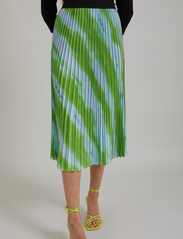 Coster Copenhagen - Pleated skirt in faded stripe print - midi nederdele - faded stripe print - 0