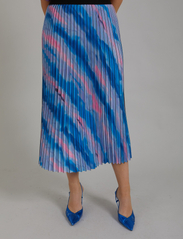 Coster Copenhagen - Pleated skirt in faded stripe print - midi-röcke - faded stripe print blue - 2