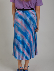 Coster Copenhagen - Pleated skirt in faded stripe print - midi-röcke - faded stripe print blue - 3
