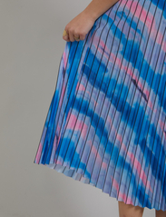 Coster Copenhagen - Pleated skirt in faded stripe print - midi-röcke - faded stripe print blue - 4
