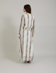 Coster Copenhagen - Dress with stripe splash print - midi dresses - splash stripe print - 4