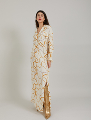 Coster Copenhagen - Long shirt dress in chain print - maxi dresses - chain print - 4
