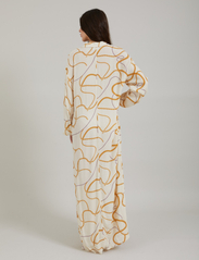 Coster Copenhagen - Long shirt dress in chain print - maxi dresses - chain print - 6