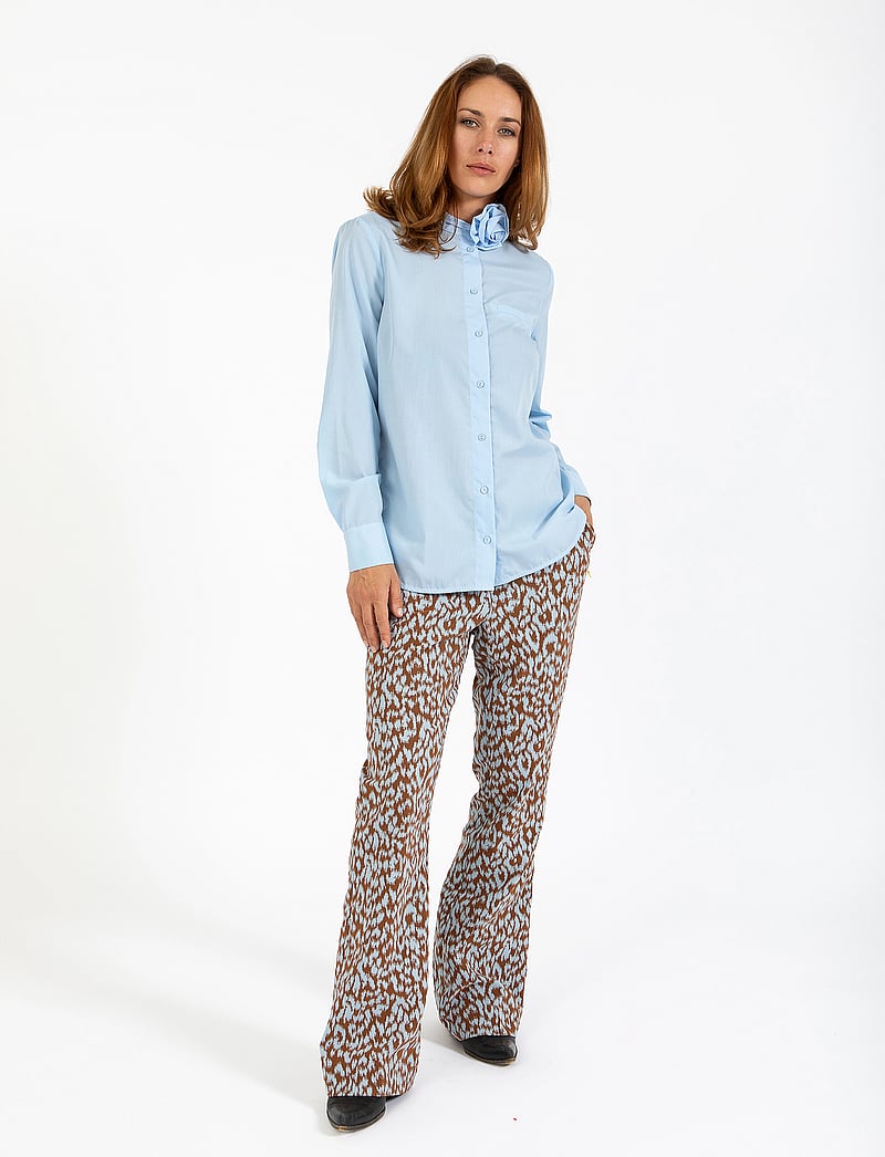 Coster Copenhagen - Shirt with rose necklace - langärmlige hemden - arctic blue - 4