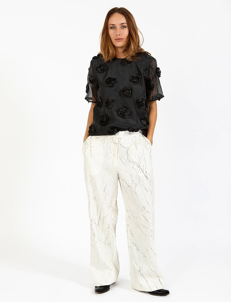 Coster Copenhagen - Top with roses - kortärmade blusar - black - 0