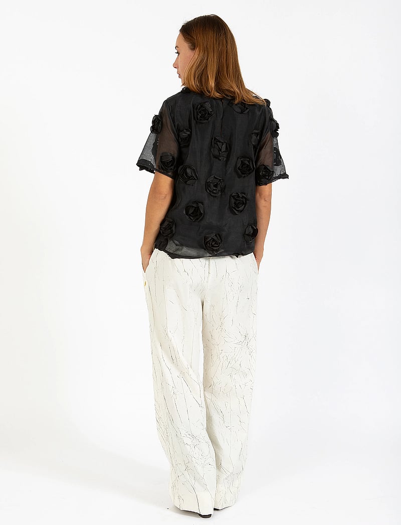 Coster Copenhagen - Top with roses - kortärmade blusar - black - 3