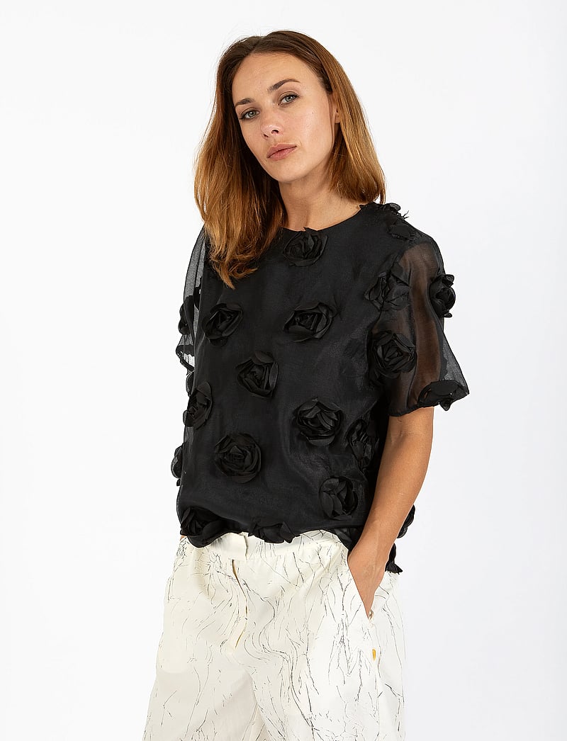 Coster Copenhagen - Top with roses - kortärmade blusar - black - 4