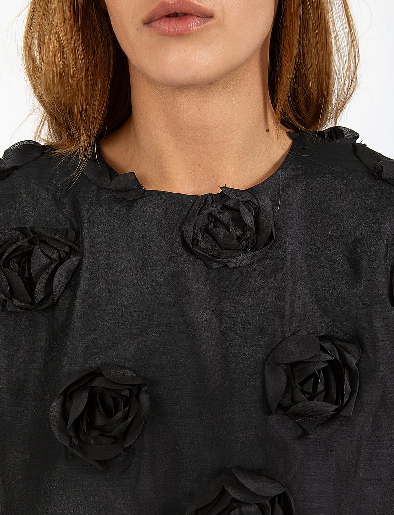 Coster Copenhagen - Top with roses - kortärmade blusar - black - 5