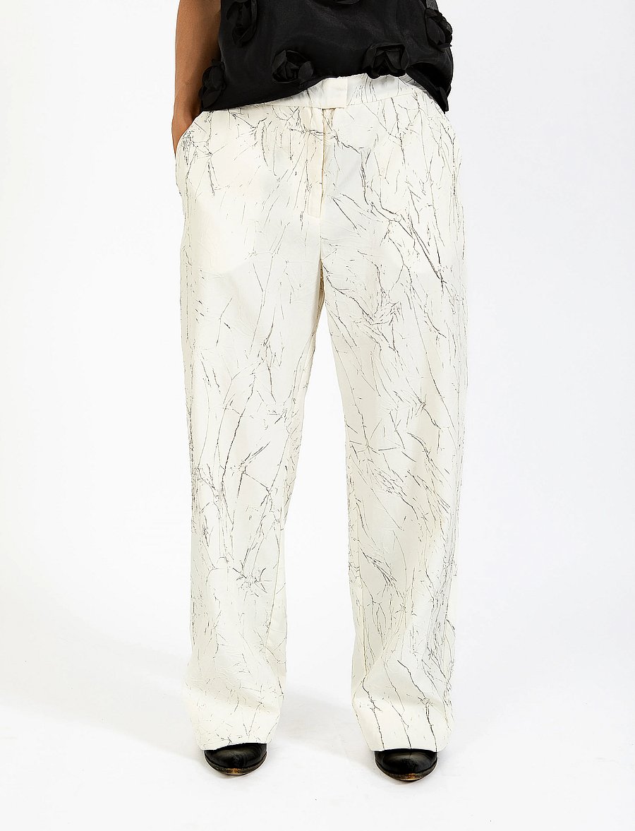 Coster Copenhagen - Crinkled suit pants - PETRA fit - hosen mit weitem bein - creme/black crinkle - 4